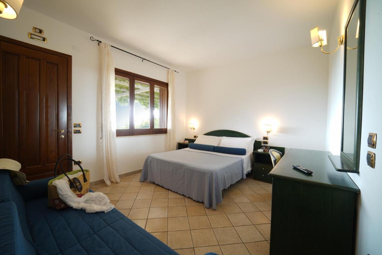 Hotel Scoglio Del Leone Zambrone Exterior foto