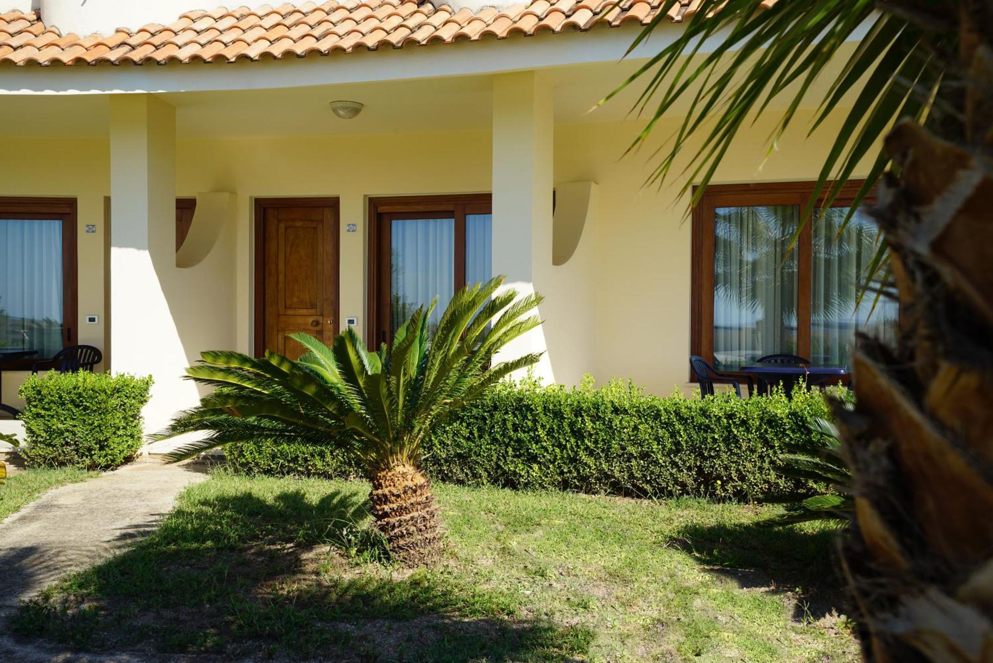 Hotel Scoglio Del Leone Zambrone Exterior foto